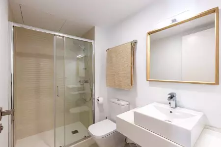 09 bathroom.jpg - 2